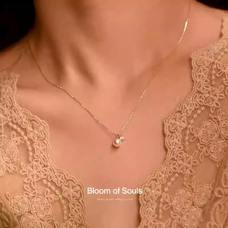 Elevate your jewelry collection with this refined pearl necklace, a timeless piece that seamlessly transitions from everyday elegance to special occasions.