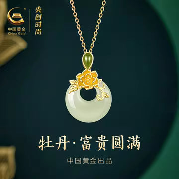 Elevate your jewelry collection with this sophisticated necklace, crafted with meticulous attention to detail.