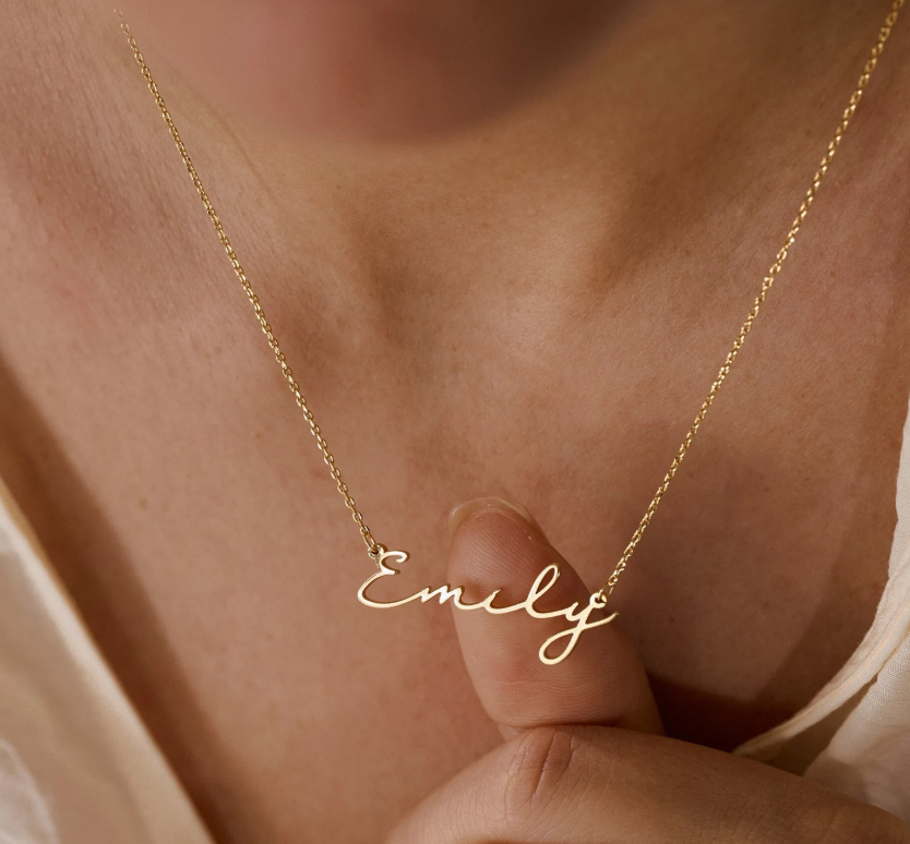 A dainty minimalist name necklace designed with clean lettering and a refined silhouette. Simple and lightweight, it adds a subtle personalized touch to everyday styling.