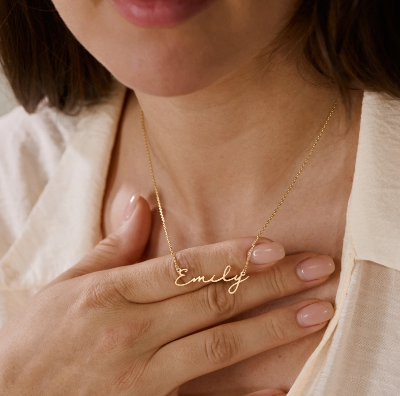 A dainty minimalist name necklace designed with clean lettering and a refined silhouette. Simple and lightweight, it adds a subtle personalized touch to everyday styling.